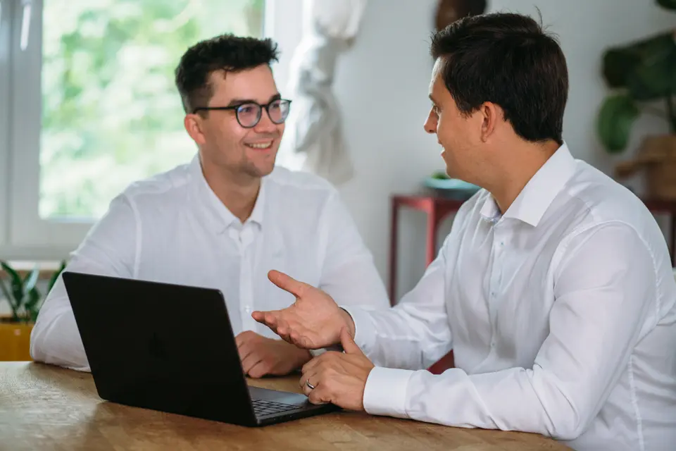 Jakob und Anselm Schilk im Beratungsgespräch