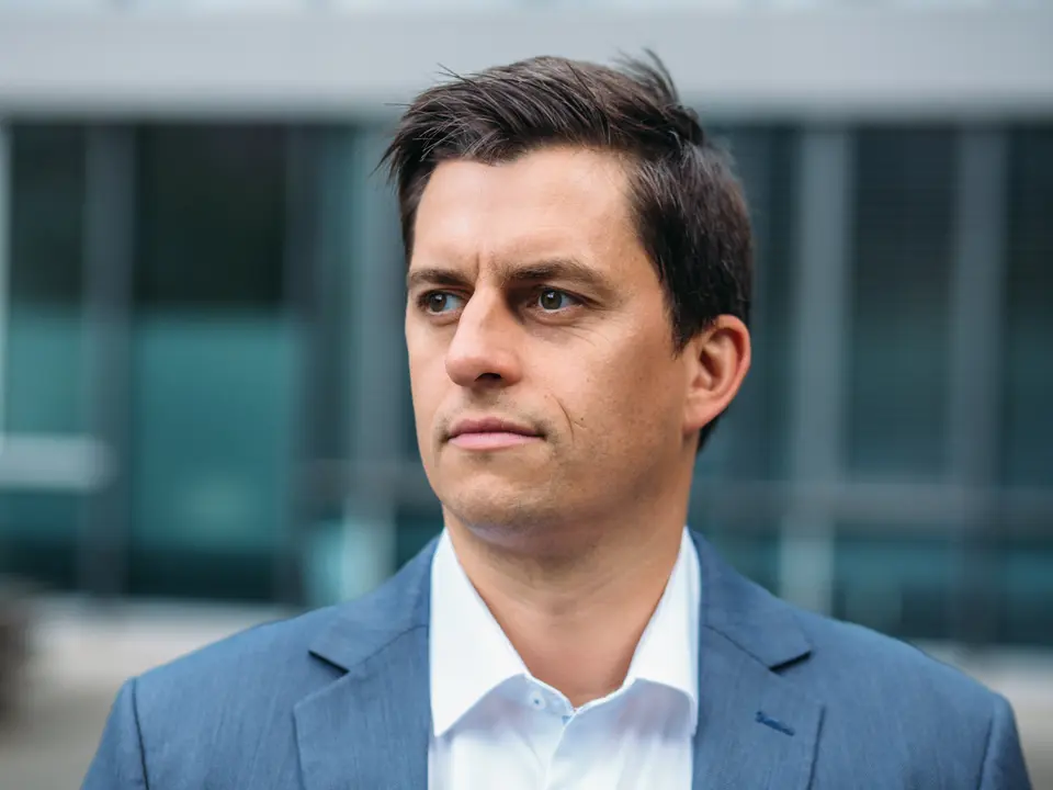 Jakob Schilk vor dem Bürogebäude von Schilk und Partner in Hamburg